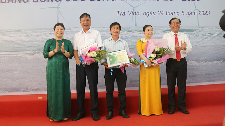 Các hội viên Hội Mỹ thuật Việt Nam khu vực đồng bằng sông Cửu Long đạt giải B nhận thưởng.