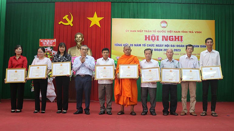 Các cá nhân có thành tích xuất sắc trong việc tổ chức Ngày hội Đại đoàn kết toàn dân tộc nhận Bằng khen của Ủy ban nhân dân tỉnh Trà Vinh.