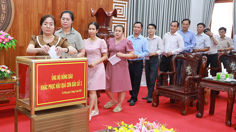 Cán bộ, công chức Văn phòng Tỉnh ủy Trà Vinh đóng góp một ngày lương ủng hộ đồng bào phía bắc khắc phục bão lụt.