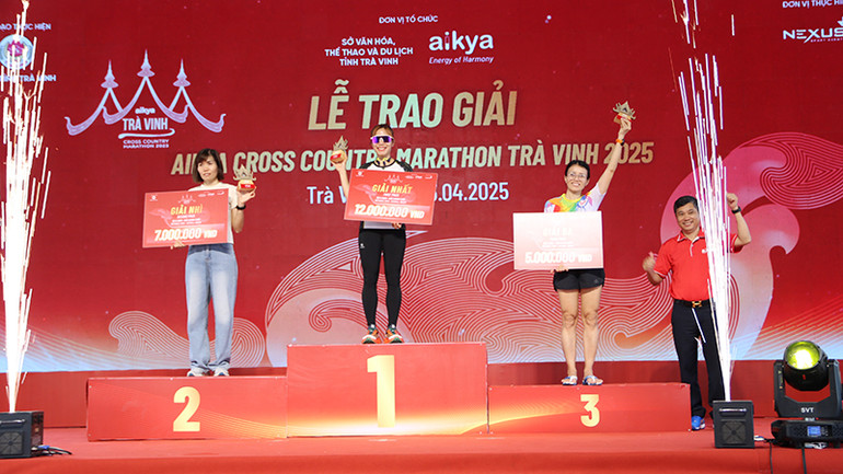 Các vận động viên đạt thành tích cao ở đường chạy 21km, hạng mục dành cho nữ nhận thưởng.