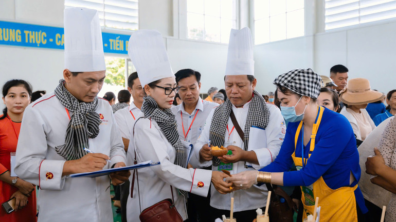 Các thành viên Ban Giám khảo chấm điểm món ăn tại hội thi.