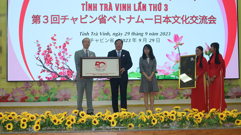 Ủy ban nhân dân tỉnh Trà Vinh trao quà lưu niệm cho Tổng Lãnh sự Nhật Bản tại Thành phố Hồ Chí Minh.