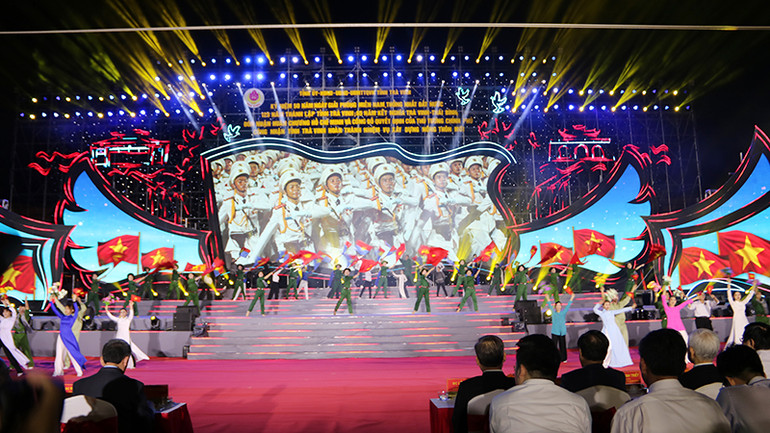 Tiết mục văn nghệ tại buổi lễ công bố quyết định của Thủ tướng Chính phủ công nhận tỉnh hoàn thành nhiệm vụ xây dựng nông thôn mới.