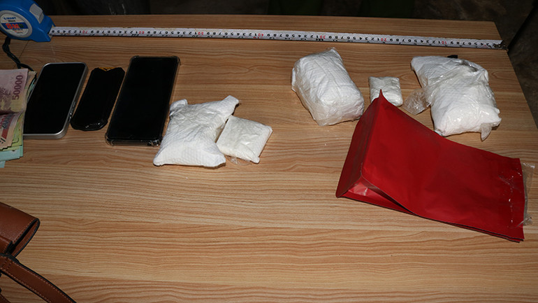 Các túi ni lông màu trắng nghi là ma túy và các hiện vật khác.