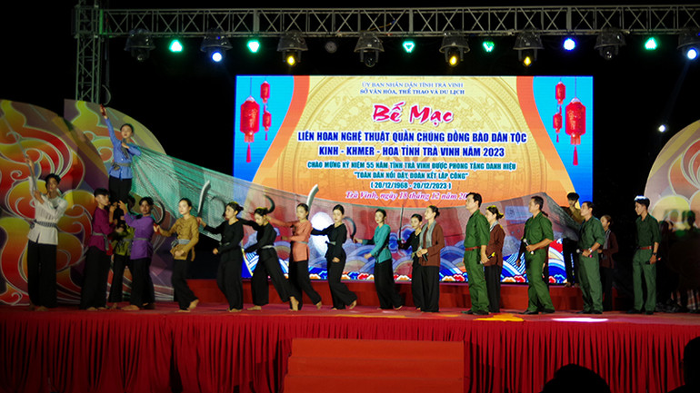 Đơn vị huyện Trà Cú với tiết mục hát múa tại Liên hoan nghệ thuật quần chúng.