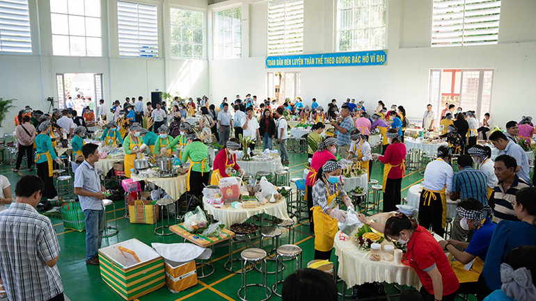 Quang cảnh các đội thi đang trang trí món ăn chế biến từ dừa sáp Trà Vinh.
