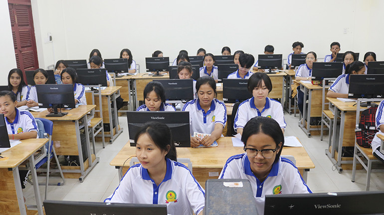 Học sinh Trường phổ thông Dân tộc nội trú trung học cơ sở, trung học phổ thông huyện Tiểu Cần trong tiết dạy tin học.