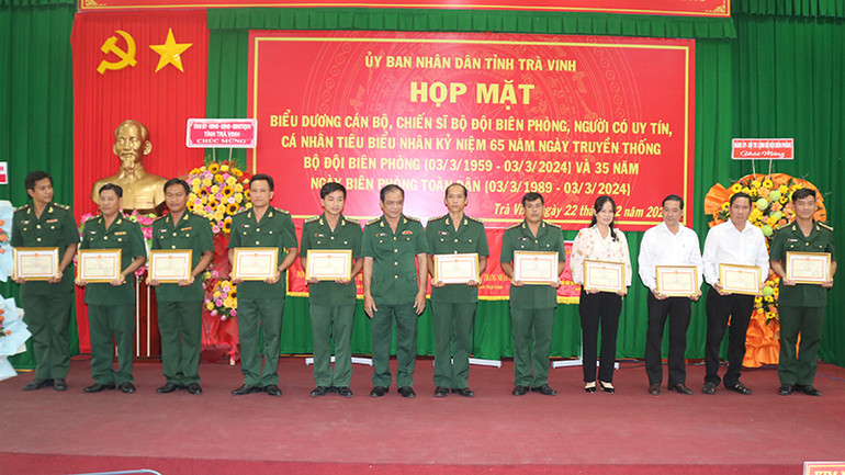 Đại diện tập thể, cá nhân có thành tích xuất sắc trong công tác quản lý, bảo vệ chủ quyền, an ninh biên giới nhận giấy khen.