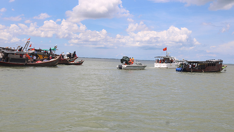 Lực lượng chức năng tỉnh Trà Vinh dẫn dắt các tàu cá ra cửa biển Cung Hầu đón Ông về thờ tại miếu Bà Chúa Xứ, thị trấn Mỹ Long.