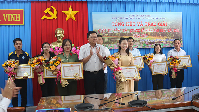 Các tác giả đạt có tác phẩm đạt giải Nhì (hàng đầu) nhận giấy khen.