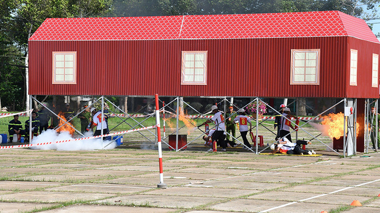 Các thành viên Tổ liên gia an toàn phòng cháy, chữa cháy sử dụng các công cụ dập tắt lửa tại hội thi. Các thành viên Tổ liên gia an toàn phòng cháy, chữa cháy sử dụng các công cụ dập tắt lửa tại hội thi.