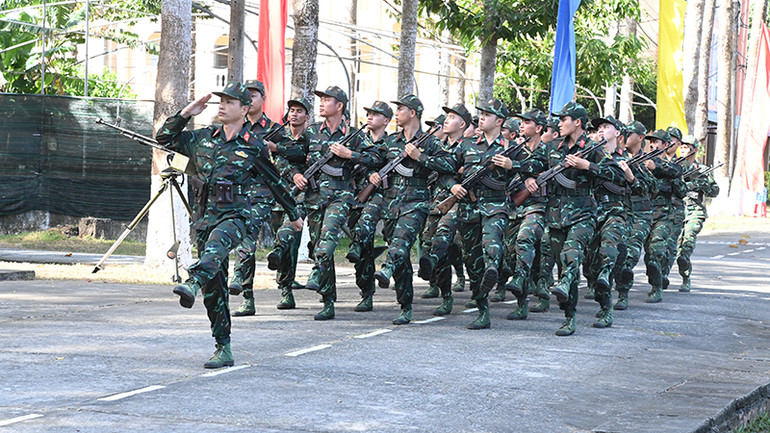 Đội hình duyệt binh tại buổi lễ của các cán bộ, chiến sĩ lực lượng vũ trang tỉnh Trà Vinh.