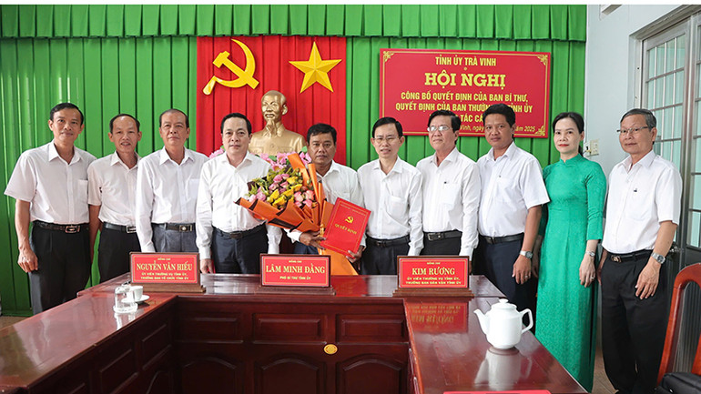 Đồng chí Kim Rương chụp ảnh lưu niệm cùng các đồng chí lãnh đạo Tỉnh ủy, lãnh đạo Ủy ban Kiểm tra Tỉnh ủy Trà Vinh.