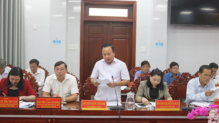 Bí thư Huyện ủy Trà Cú Nguyễn Quốc Phương có ý kiến thảo luận tại hội nghị.