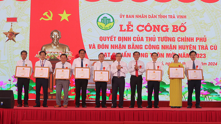 Các cá nhân có thành tích xuất sắc trong xây dựng nông thôn mới huyện Trà Cú nhận Bằng khen của Ủy ban nhân dân tỉnh.