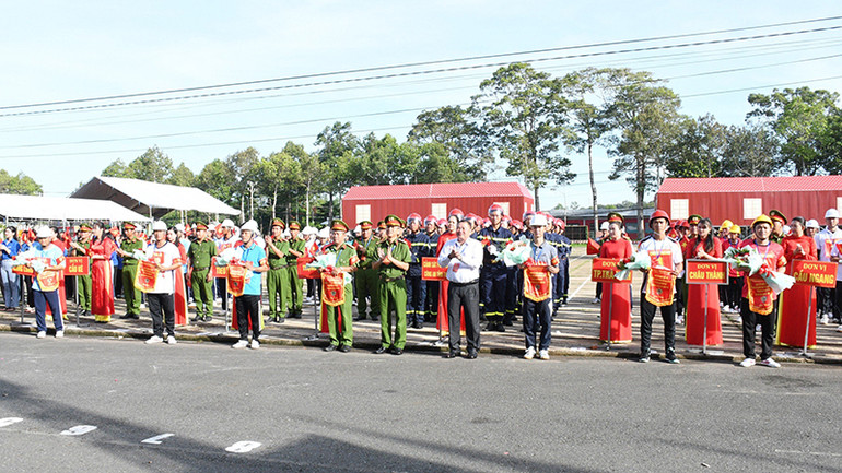 Tổ liên gia an toàn phòng cháy, chữa cháy các huyện, thị xã, thành phố tham dự hội thi. Tổ liên gia an toàn phòng cháy, chữa cháy các huyện, thị xã, thành phố tham dự hội thi.