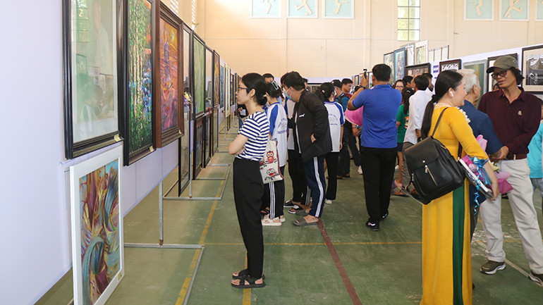 Khách tham quan khu trưng bày các tác phẩm mỹ thuật.