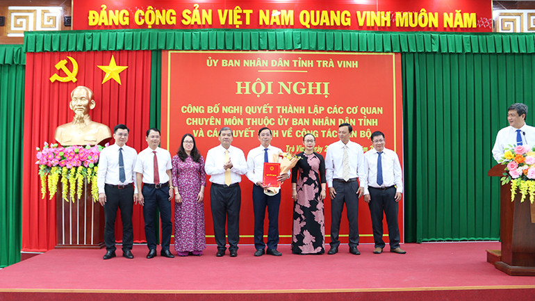 Lãnh đạo Sở Tài chính tỉnh Trà Vinh nhận quyết định thành lập cơ quan. Lãnh đạo Sở Tài chính tỉnh Trà Vinh nhận quyết định thành lập cơ quan.