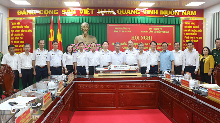 Các cán bộ, chiến sĩ Cảnh sát biển Việt Nam chụp ảnh lưu niệm cùng các đồng chí lãnh đạo Tỉnh ủy Trà Vinh.