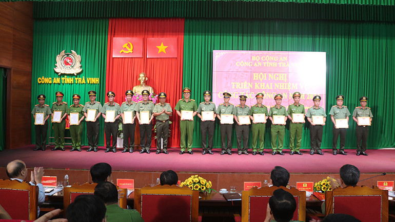Đại diện các đơn vị đạt danh hiệu đơn vị quyết thắng, đơn vị tiên tiến giấy khen của Công an tỉnh Trà Vinh.