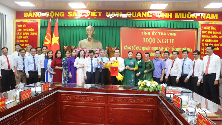 Lãnh đạo Tỉnh ủy Trà Vinh trao các quyết định sắp xếp tổ chức bộ máy của hệ thống chính trị và công tác cán bộ.