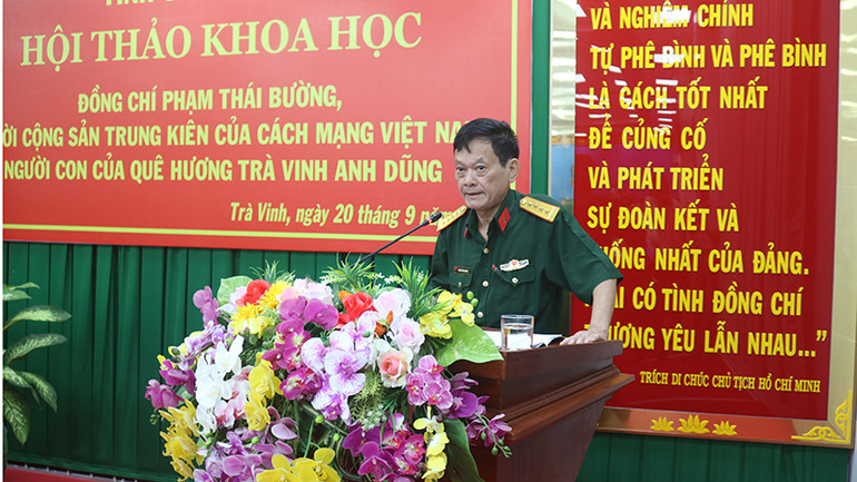 Đại tá, Tiến sĩ Nguyễn Văn Quang, nguyên Trưởng Phòng Quản lý khoa học Viện Lịch sử Quân sự Việt Nam, Bộ Quốc phòng trình bày tham luận.
