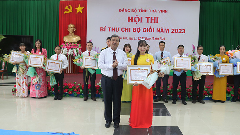 Thí sinh Phạm Thị Kiều Thoa, Đảng bộ huyện Cầu Ngang đoạt giải Nhất hội thi. Thí sinh Phạm Thị Kiều Thoa, Đảng bộ huyện Cầu Ngang đoạt giải Nhất hội thi.
