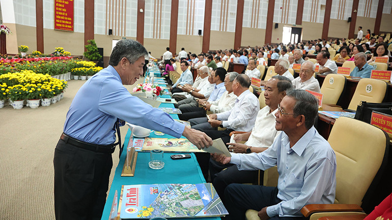 Đại biểu về dự họp mặt được Thường trực Tỉnh ủy Trà Vinh trao tặng quà Tết.