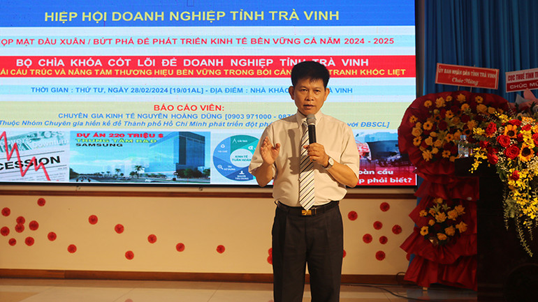 Ông Nguyễn Hoàng Dũng, chuyên gia kinh tế Thành phố Hồ Chí Minh trình bày tham luận với chuyên đề phát triển kinh doanh bền vững.