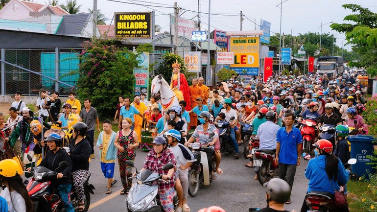 Dòng người tấp nập đến với lễ Vu lan Thắng hội huyện Cầu Kè, tỉnh Trà Vinh.