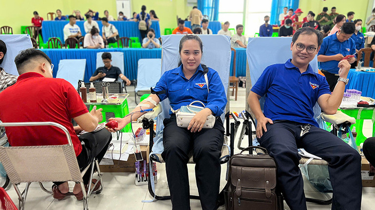 Cán bộ, đoàn viên, thanh niên tỉnh Trà Vinh hiến máu tình nguyện.