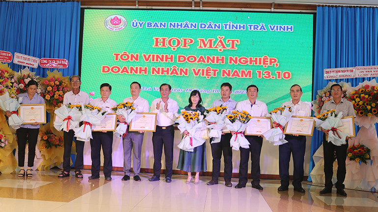 Doanh nhân tiêu biểu nhận Bằng khen của Ủy ban nhân dân tỉnh Trà Vinh. Doanh nhân tiêu biểu nhận Bằng khen của Ủy ban nhân dân tỉnh Trà Vinh.