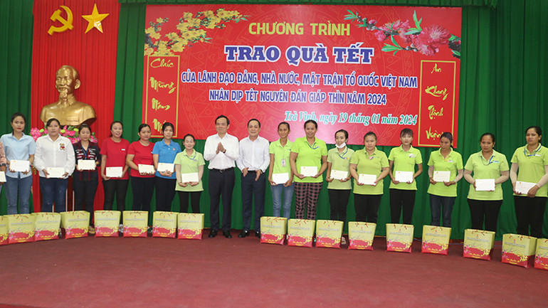 Công nhân, lao động có gia cảnh khó khăn nhận quà Tết.