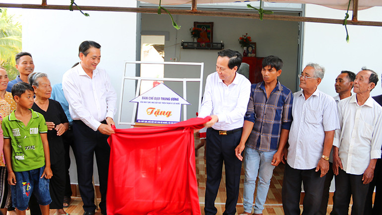 Thực hiện nghi thức bàn giao nhà cho hộ gia đình bà Thạch Thị Sa Tụm, xã Lương Hòa, huyện Châu Thành, tỉnh Trà Vinh.