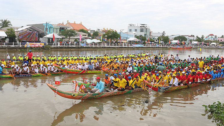 Hoạt động đua ghe ngo của đồng bào Khmer tỉnh Trà Vinh trong lễ hội Ok Om Bok.