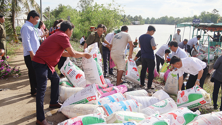 Đưa cá giống ra sông Bông Bót, xã An Phú Tân, huyện Cầu Kè, tỉnh Trà Vinh để thả ra môi trường tự nhiên. Đưa cá giống ra sông Bông Bót, xã An Phú Tân, huyện Cầu Kè, tỉnh Trà Vinh để thả ra môi trường tự nhiên.