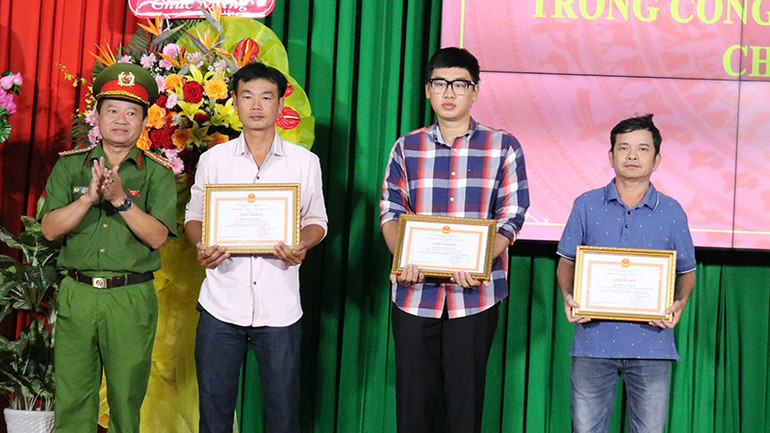 Các công dân hỗ trợ lực lượng Công an phá án được Công an tỉnh Trà Vinh trao giấy khen.