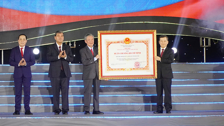 Đảng bộ, chính quyền và nhân dân tỉnh Trà Vinh vinh dự đón nhận Huân chương Hồ Chí Minh.