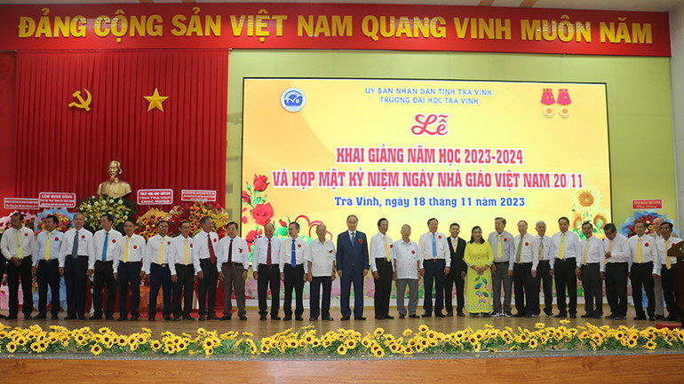 Đại biểu dự lễ khai giảng chụp ảnh lưu niệm cùng cán bộ, viên chức Trường Đại học Trà Vinh. Đại biểu dự lễ khai giảng chụp ảnh lưu niệm cùng cán bộ, viên chức Trường Đại học Trà Vinh.
