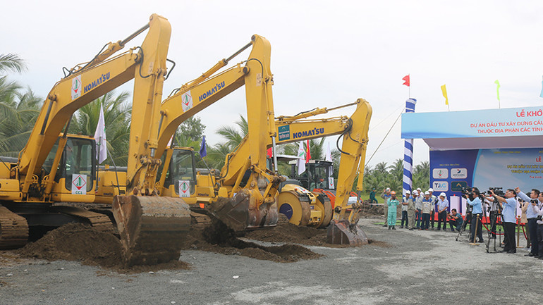 Cầu Đại Ngãi bắc qua sông Hậu nối hai tỉnh Trà Vinh, Sóc Trăng được khởi công tháng 10/2023.