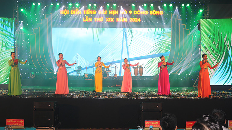 Tốp ca nữ Trung tâm Văn hóa, Điện ảnh tỉnh Bến Tre biểu diễn tiết mục "Em là con gái Bến Tre".