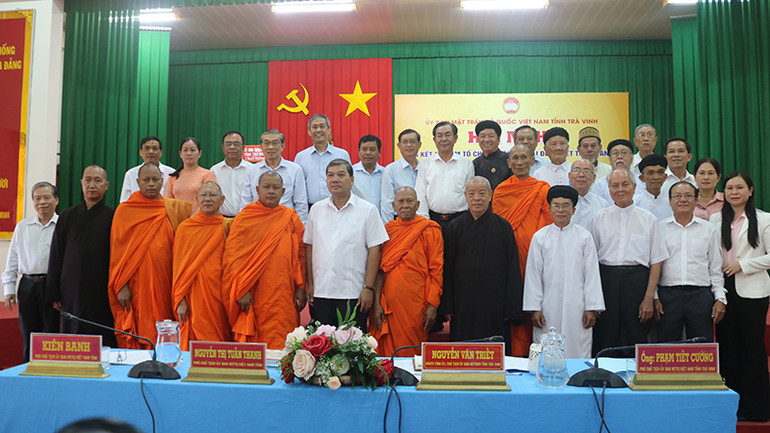 Đại biểu dự Hội nghị tổng kết 20 năm tổ chức Ngày hội Đại đoàn kết toàn dân tộc chụp ảnh lưu niệm.