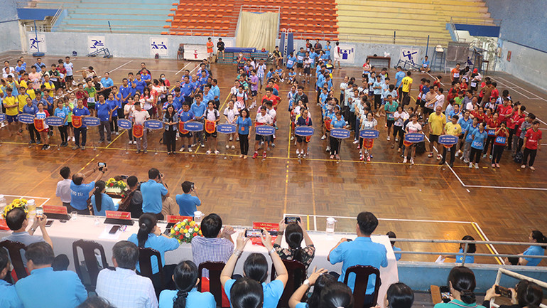 Các đơn vị, vận động viên dự buổi lễ khai mạc hội thao.