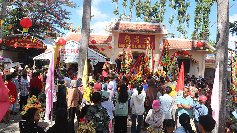 Tiết mục múa lân phục vụ ngư dân tại miếu Bà Chúa Xứ, thị trấn Mỹ Long, huyện Cầu Ngang.