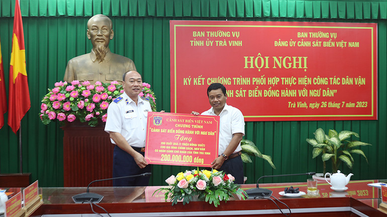 Đảng ủy Cảnh sát biển Việt Nam trao 200 suất quà cho gia đình chính sách, ngư dân có hoàn cảnh khó khăn của tỉnh Trà Vinh.