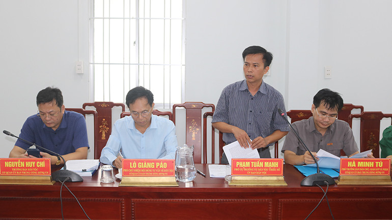 Phó Vụ trưởng Vụ Dân tộc thiểu số, Ủy ban Dân tộc Phạm Tuấn Mạnh có ý kiến thảo luận tại buổi giám sát.