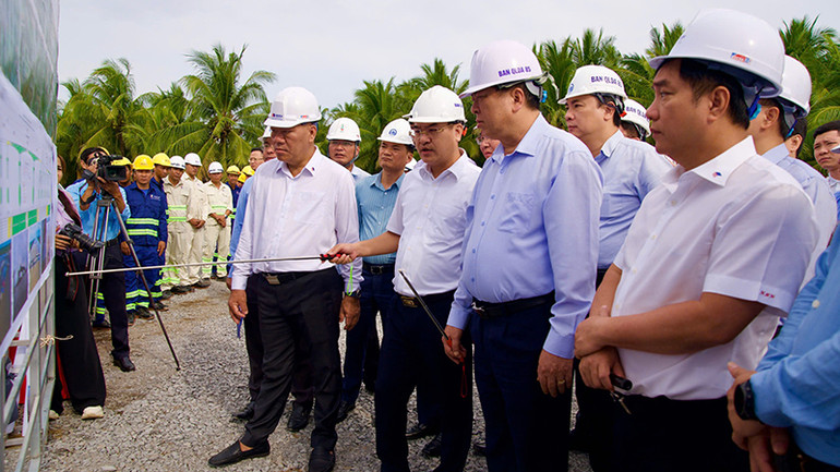 Bộ trưởng Giao thông vận tải Trần Hồng Minh (thứ 2 bên phải) nghe giới thiệu các hạng mục công trình cầu Đại Ngãi 1 bắc qua sông Hậu.