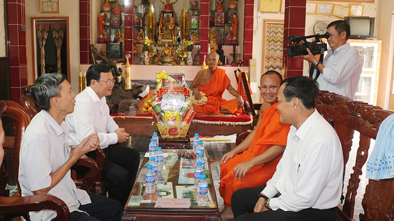 Lãnh đạo Ủy ban nhân dân tỉnh thăm, tặng quà chùa Mé Láng, thị trấn Định An, huyện Trà Cú, tỉnh Trà Vinh.