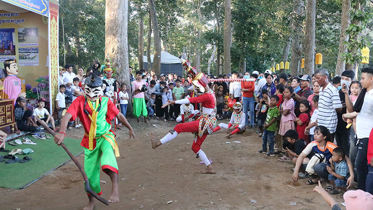 Đông đảo người dân xem múa chằn tại Khu Văn hóa, du lịch ao Bà Om, phường 8, thành phố Trà Vinh.