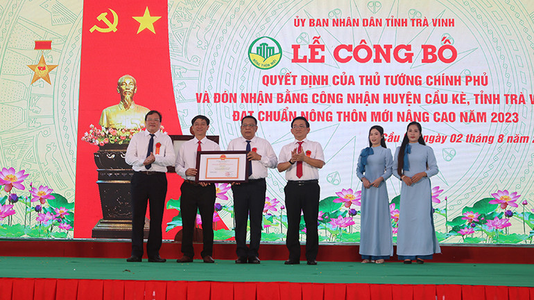 Đại diện lãnh đạo huyện Cầu Kè đón nhận Bằng công nhận huyện đạt chuẩn nông thôn mới nâng cao.